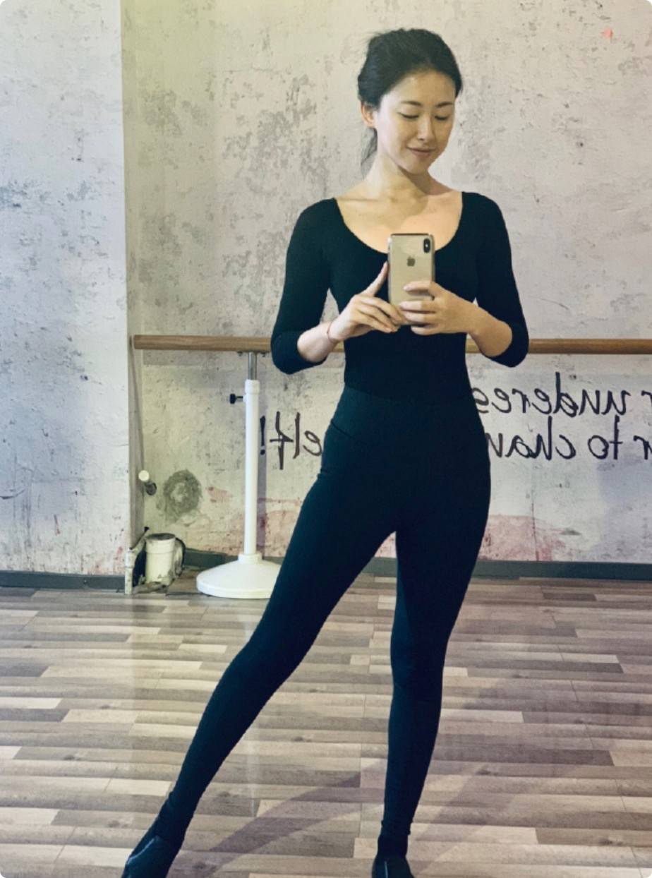 原创朱珠的瑜伽裤把女星的傲人身材展现得淋漓尽致