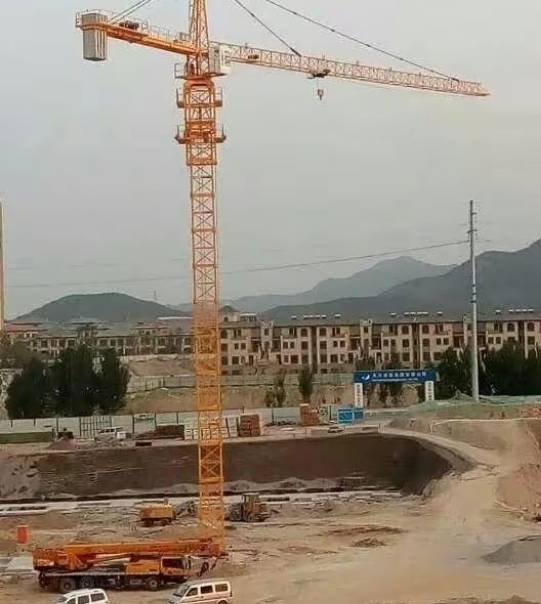 建筑行业今年真难做啊_表哥_工地_塔吊
