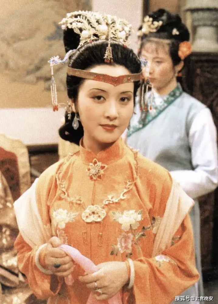 87版红楼梦陈晓旭化完妆看到镜子里的自己哭了都是因为他
