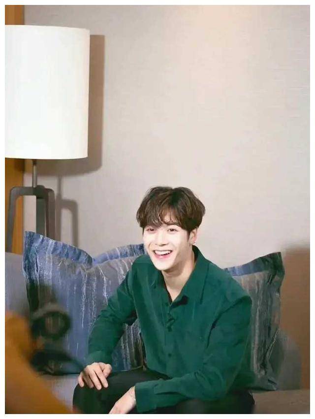 王嘉尔魅力无限细腻肌肤引人注目实力唱将颜值爆表