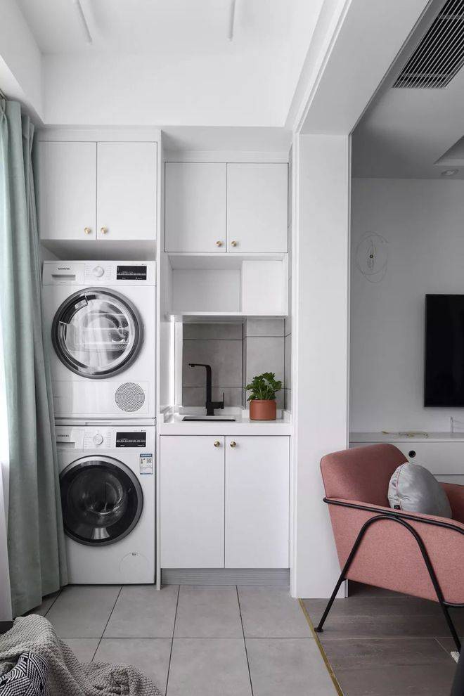 如果是生活阳台,就一边砌洗衣池 洗衣机位 吊柜,另一边设计阳台柜.