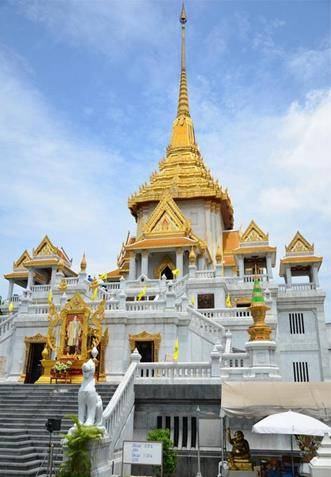 泰国人去烧香拜佛一般会去三大佛教寺庙:金佛寺,玉佛寺,卧佛寺.