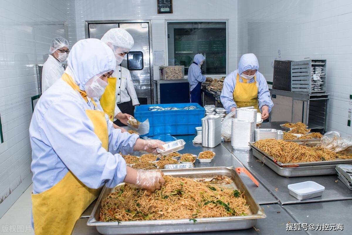 后储存,再根据制作标准进行加工烹饪,并通过冷链物流系统配送到各分店