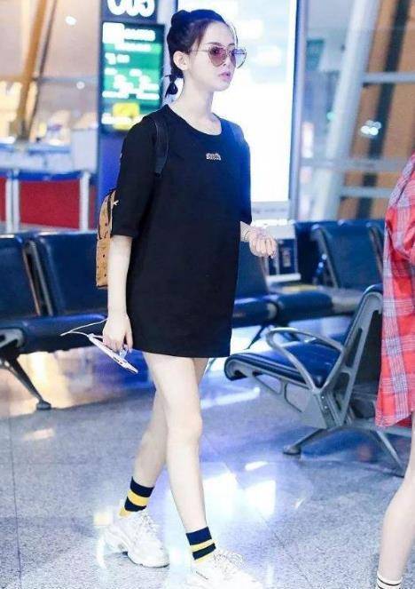 原创杨超越太会穿暗黑萝莉装大秀漫画腿直男也扛不住这魅力