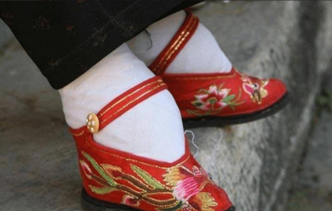 原创民国时期的小脚女人15岁靠三寸金莲嫁给大户脚只有丈夫看过