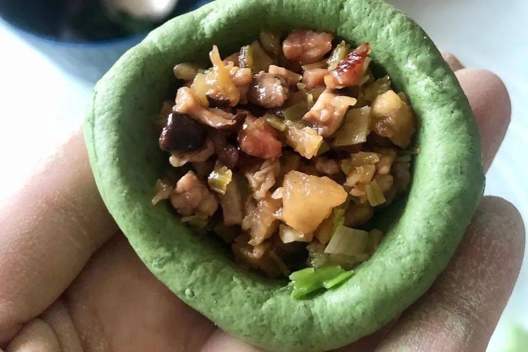 大火把里面的艾草蒸熟了之后就开锅即可,这样子一份美味q弹的艾草粿就