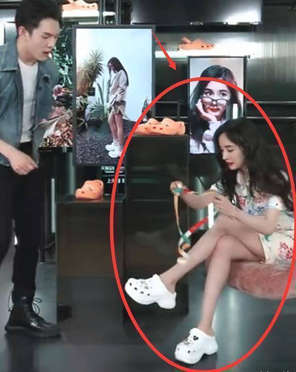 杨幂和李佳琦一起出镜有谁注意她腿多细暴露真实腿围