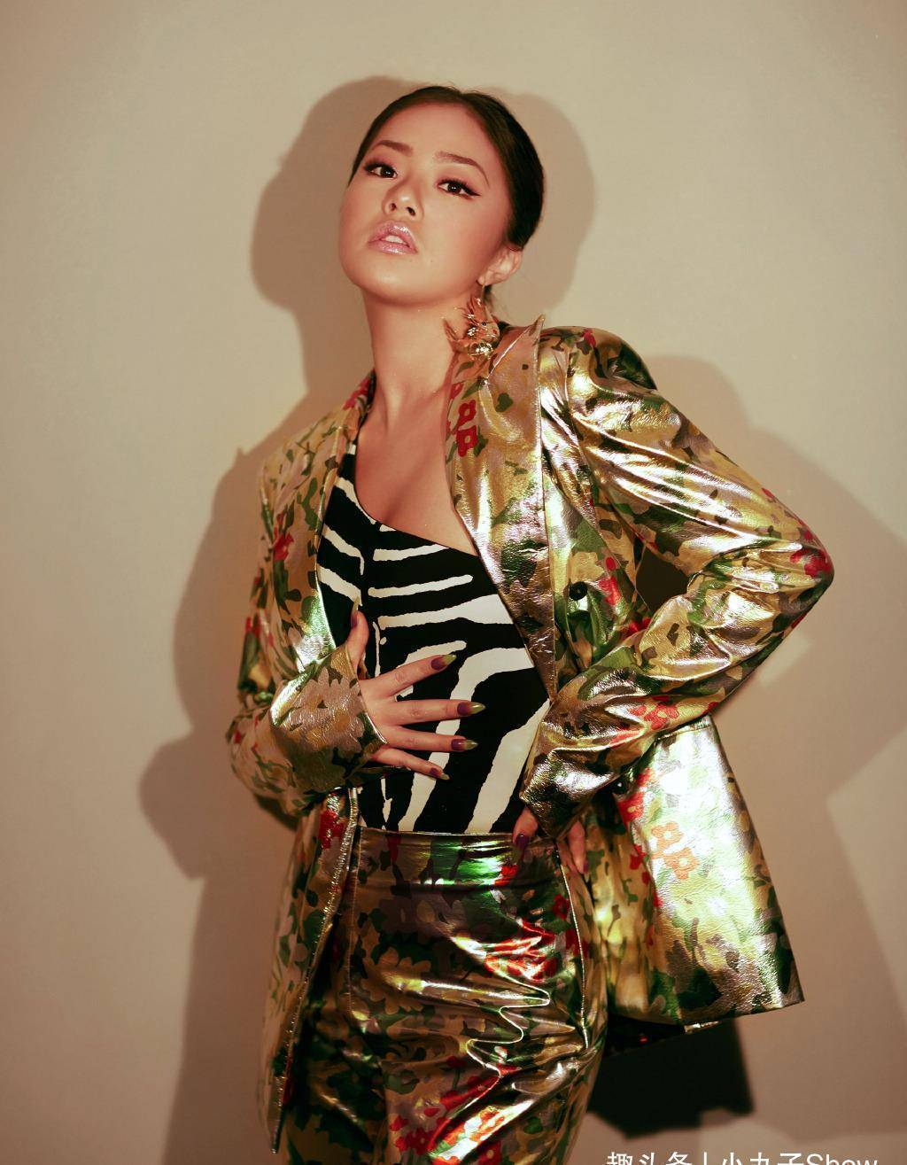 原创28岁王菊穿彩虹款泳衣自拍粉色卷发像芭比打扮减龄时尚有个性