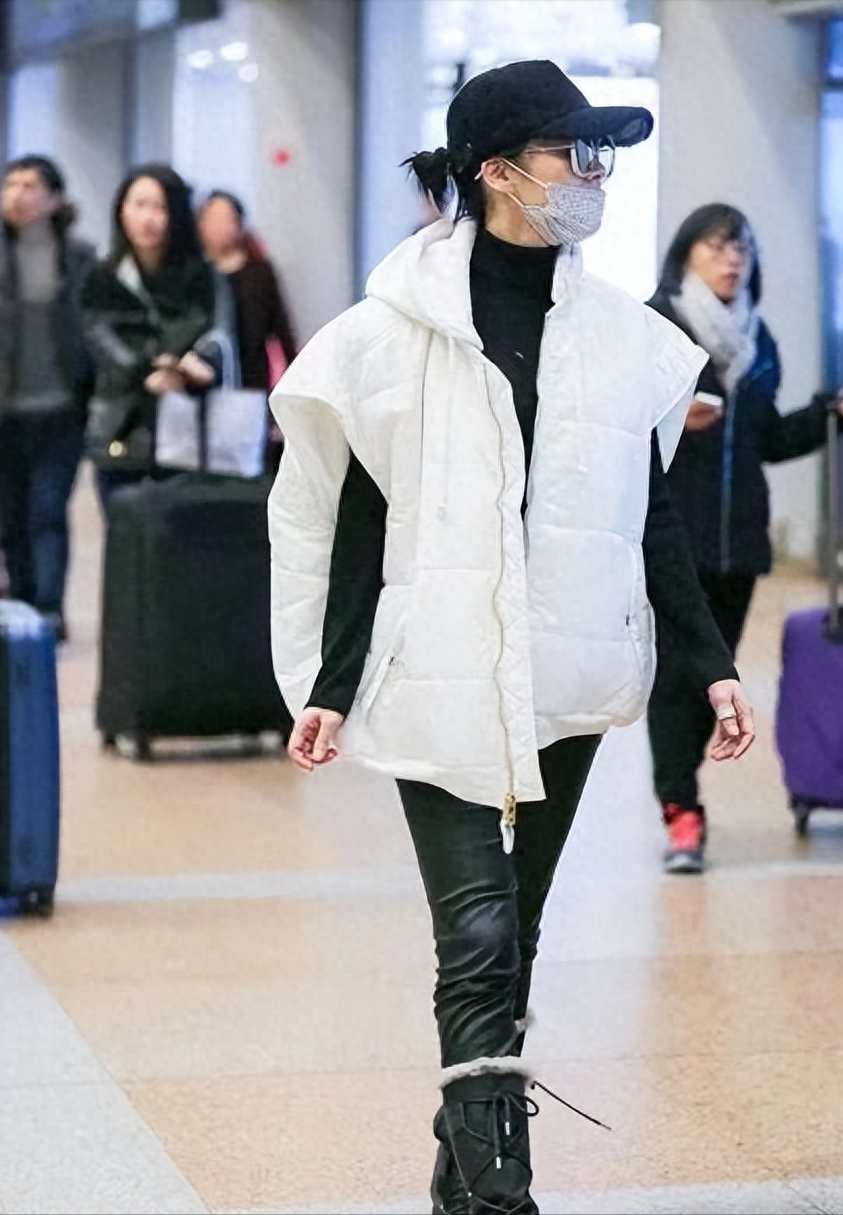 在这次街拍中,许晴选择了一件简约风格的白色马甲,配上修身的小脚裤