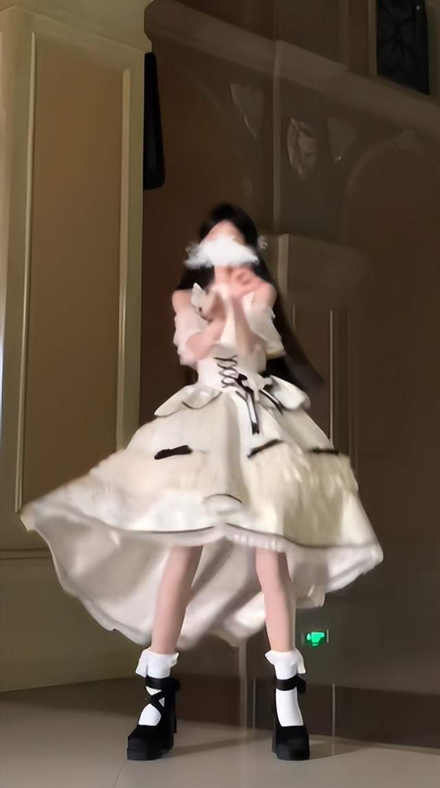 小雾的舞蹈在某音上一直不温不火,一条跳舞视频差不多几千个点赞,算是