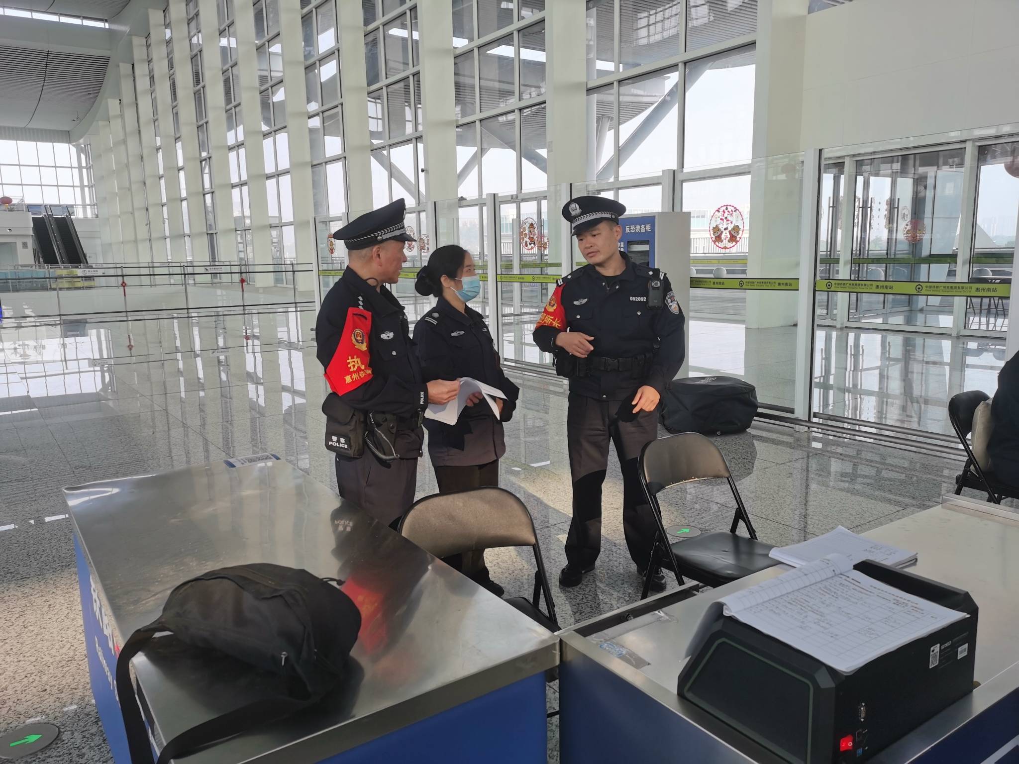 惠州南站派出所开展管制刀具识别技能实操培训_旅客_车站_安检