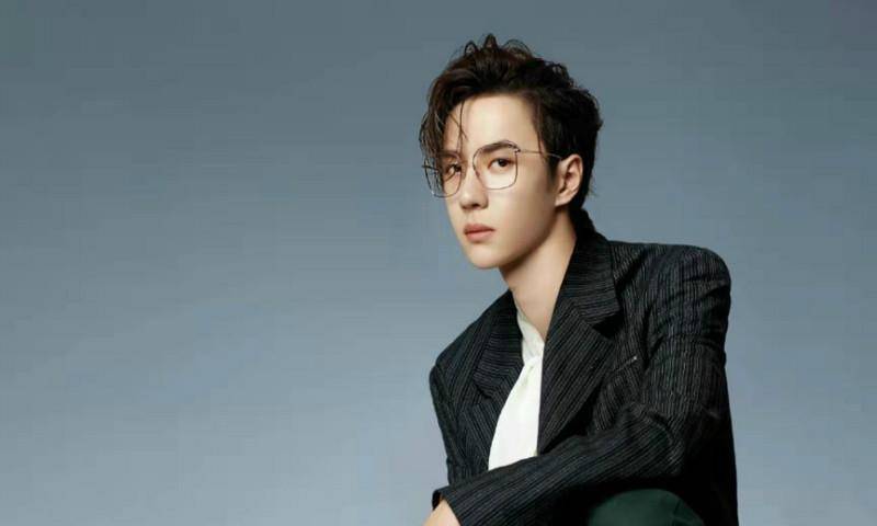 原创王一博开跑车和网红嬉闹驾驶座对象曝光粉丝哭笑不得