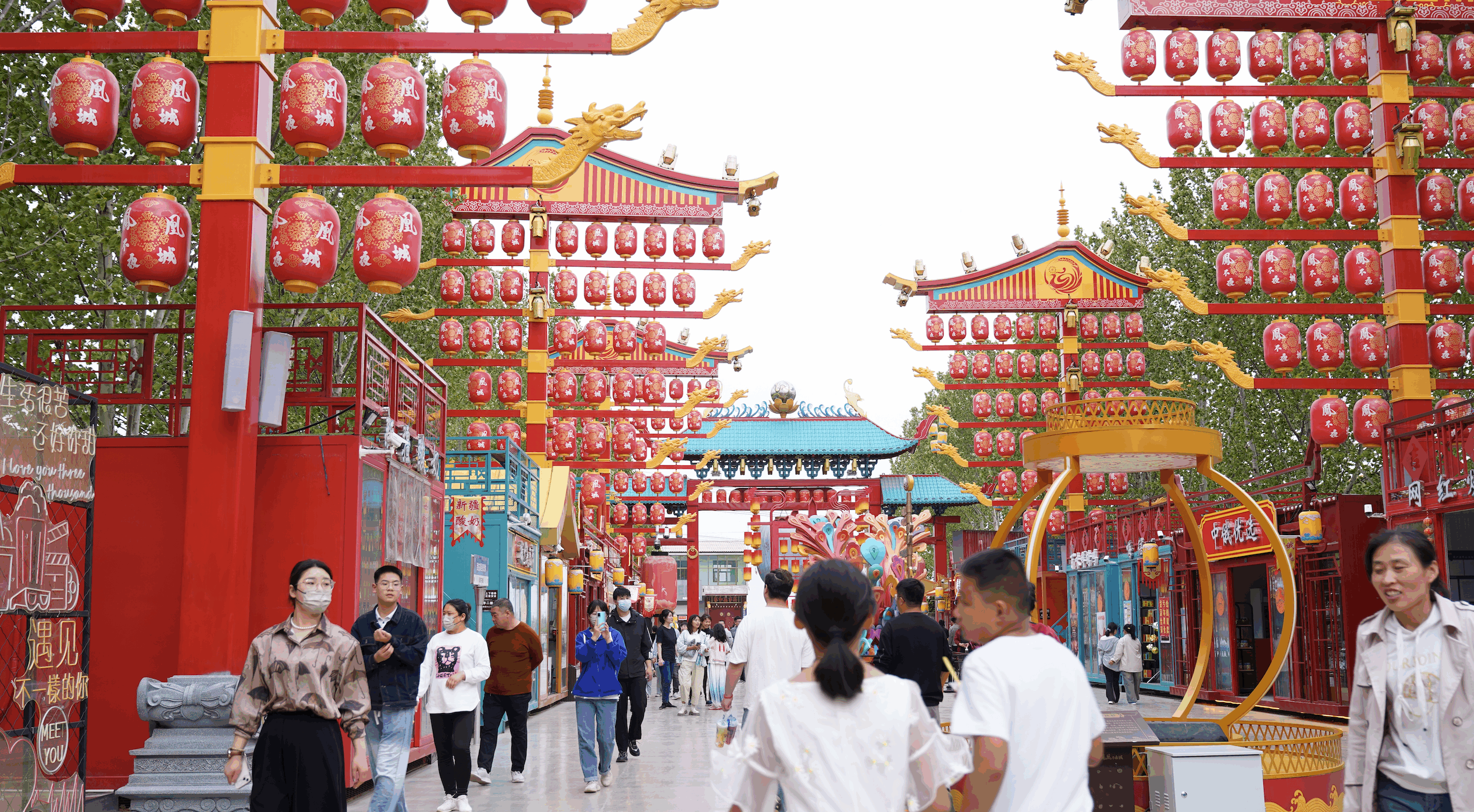 在国艺中联不夜城模式的引领下,凤凰不夜城街区整体遵循典型汉文化