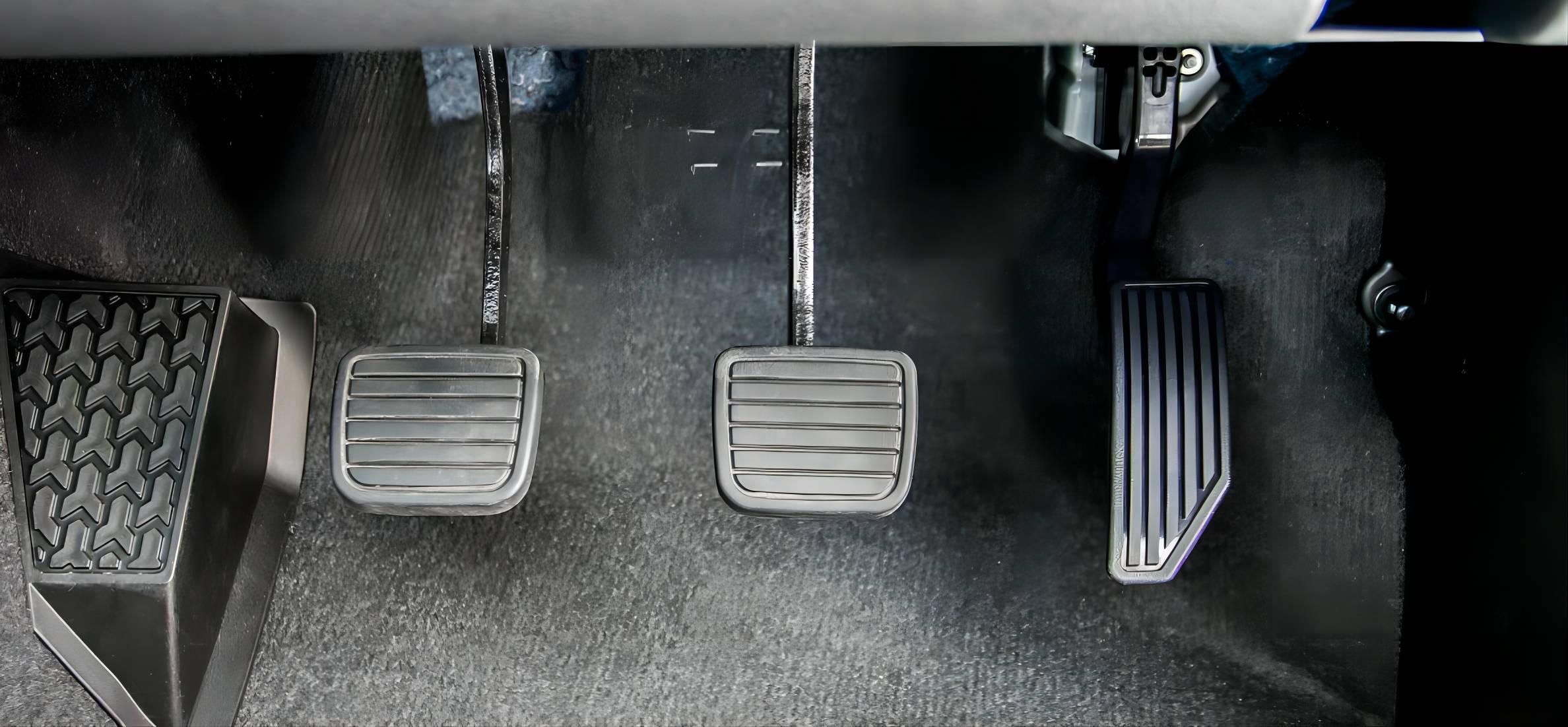 想要停车不熄火,记住先把离合踩到底,再把刹车跟上,用右脚控制刹车和