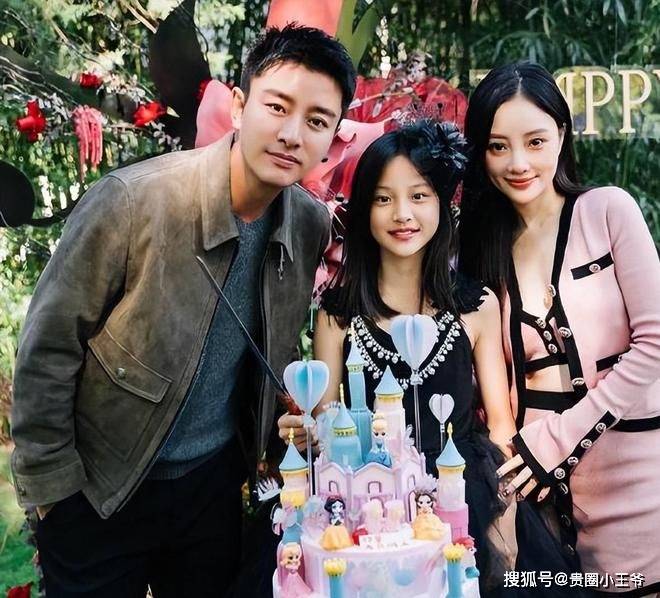 李小璐度假照流出,和"小鲜肉"依偎在一起,和贾乃亮复婚无望_女儿_父母