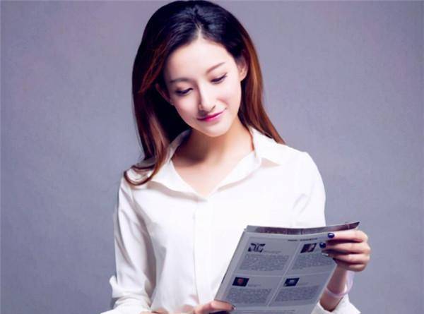 她是央视最美女主持因泳裤滑落走红网络霸气回应谁爱看谁看