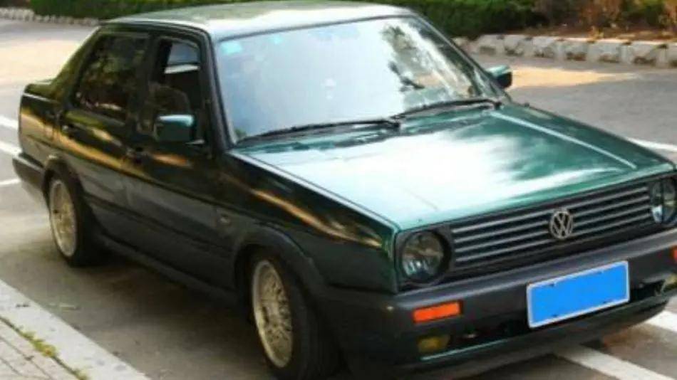 勾起很多那个年代人们的记忆,在大街小巷当中,如果看到开多年的老捷达