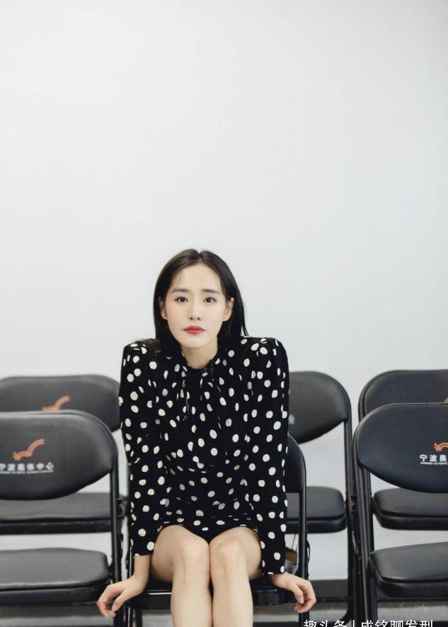 38岁王智一身粉色长裙时尚妩媚不失优雅颦笑间满满仙女气