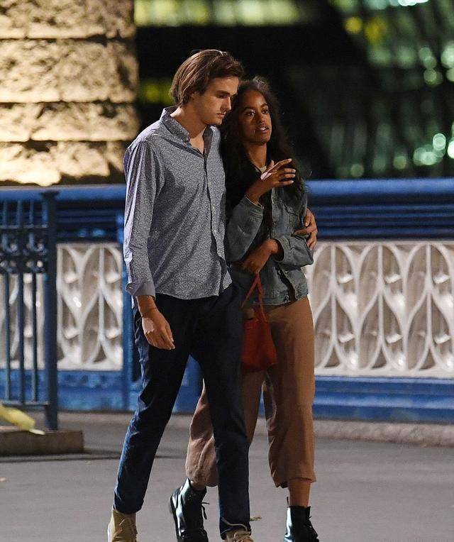 原创奥巴马21岁大女儿和男友街头拥吻真甜穿露腰装身材棒气质随妈