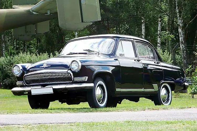 第一款伏尔加(嘎斯21)是1956年出现的,它外观,内饰,动力与技术,同样