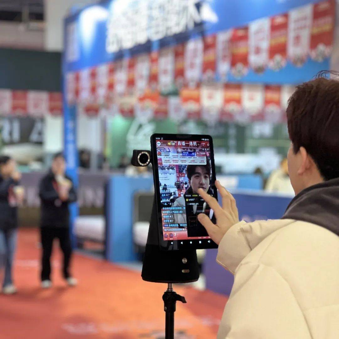 0灵巧屏直播一体机在展会现场一经亮相便成为焦点,不仅引来观众驻足