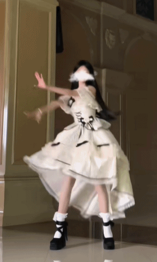 这个视频中,小雾穿着白色女仆 洛丽塔的混搭服装,跳起了《逆水寒》