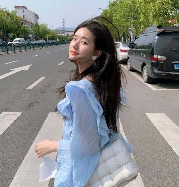 赵露思太会穿淡蓝色纱裙遮不住好身材仙女气质很迷人