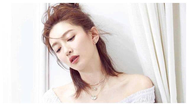 江疏影穿着蓝色和粉色衣服,展现出了无懈可击的身材和迷人的气质