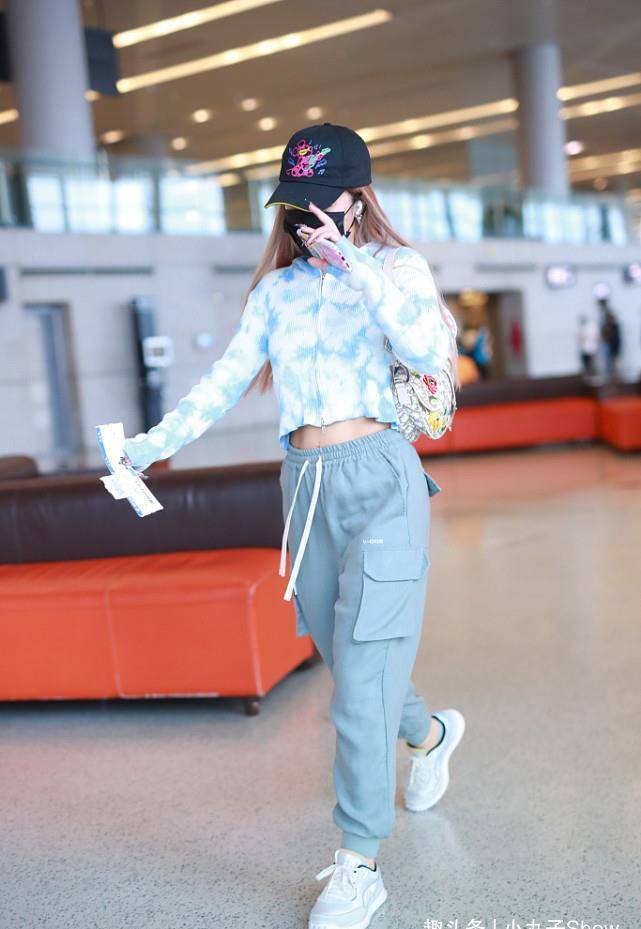 原创28岁王菊穿彩虹款泳衣自拍粉色卷发像芭比打扮减龄时尚有个性