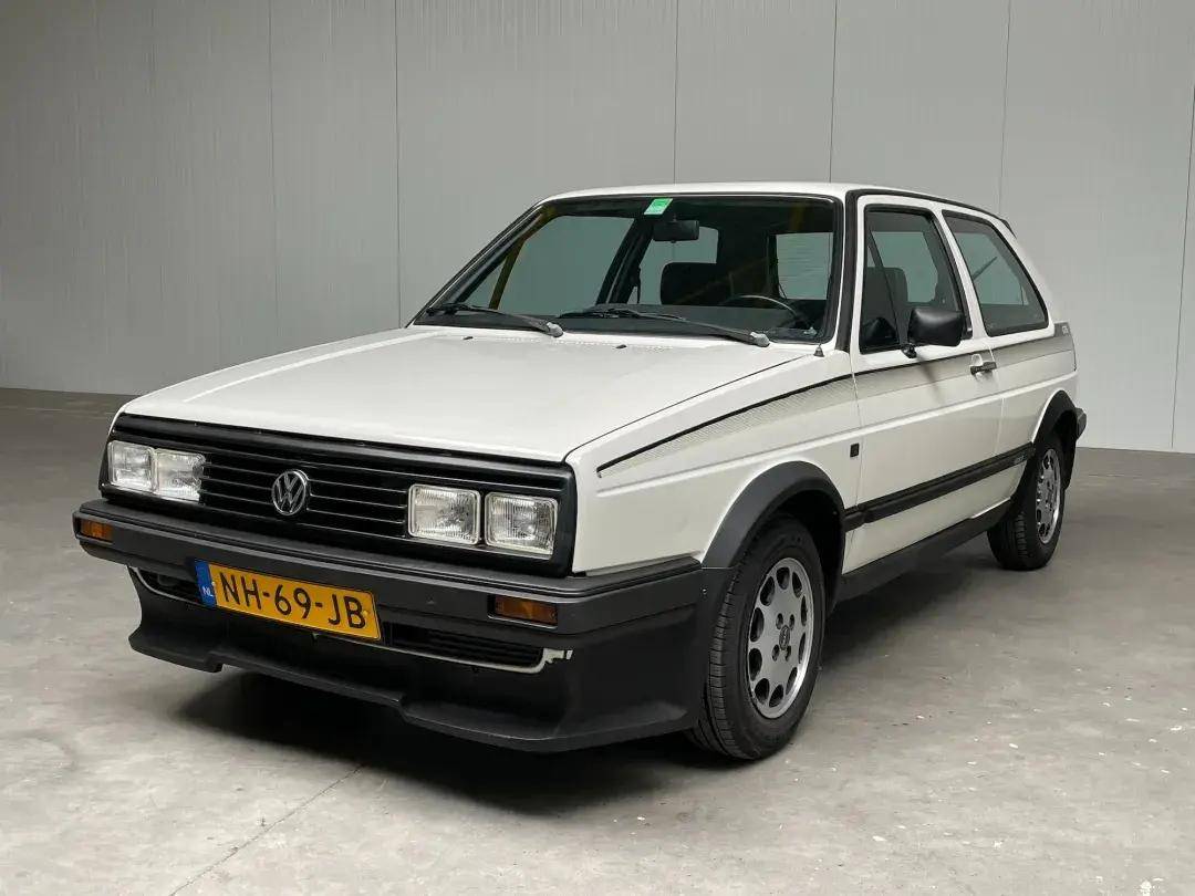 是一台大众,但细看又会觉得有点陌生,这前脸造型既像捷达,又像桑塔纳