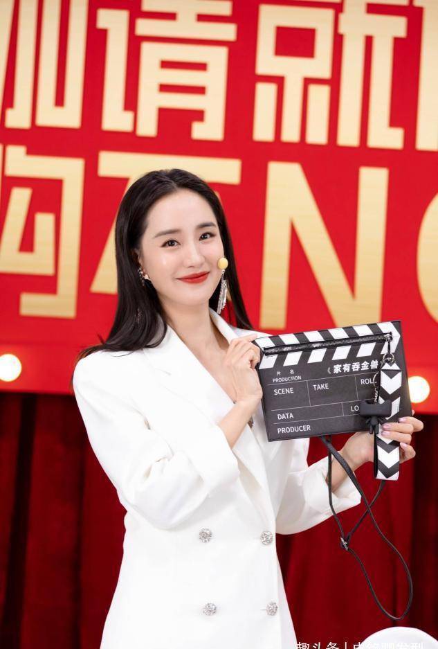 38岁王智一身粉色长裙时尚妩媚不失优雅颦笑间满满仙女气