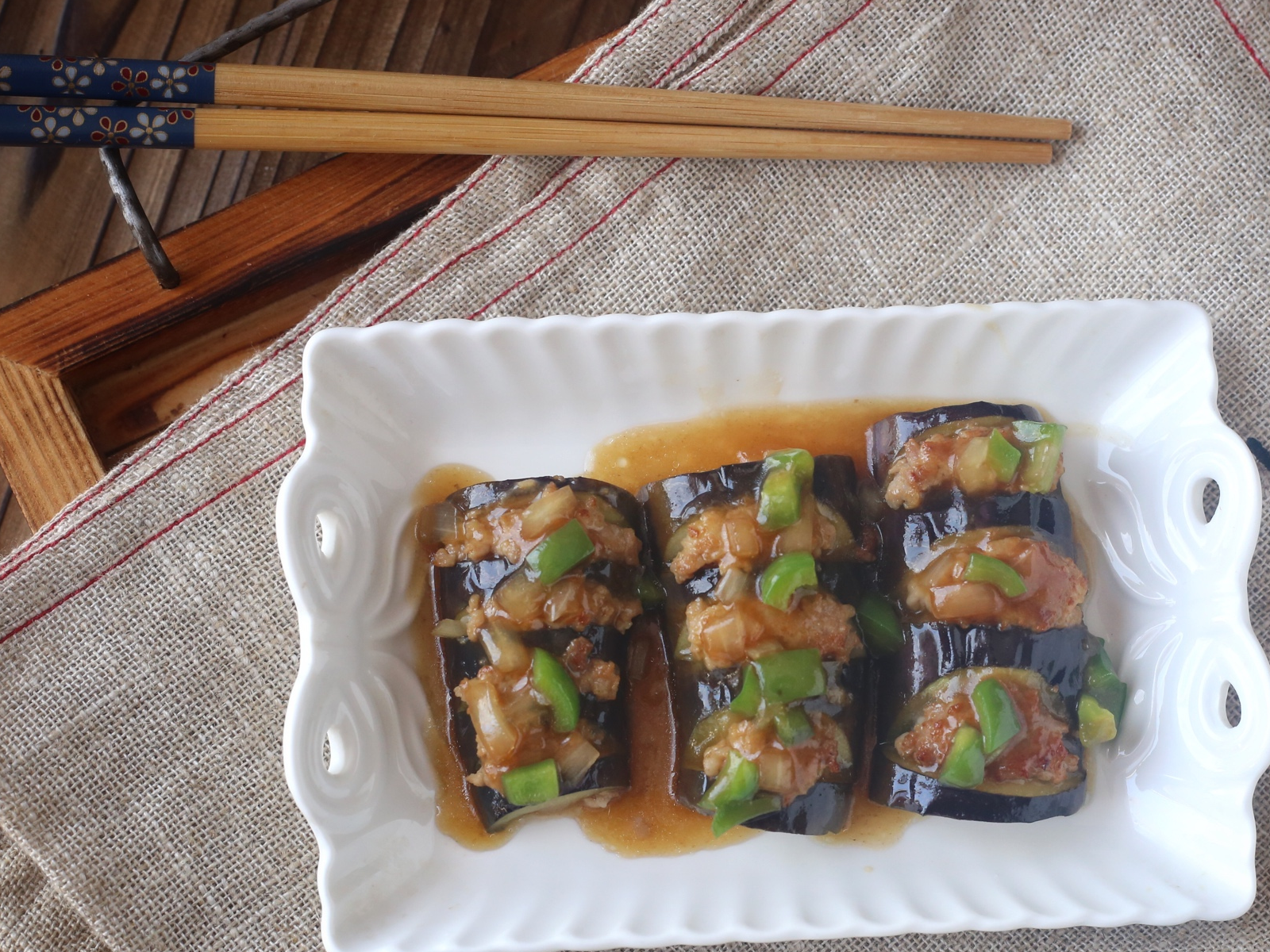 今天买茄子的时候我正好和卖菜的老板娘学了一种茄子的新吃法.