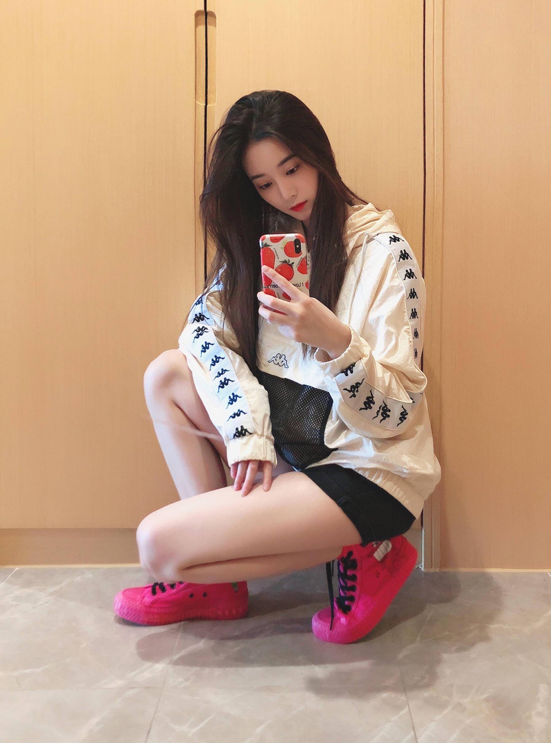 原创23岁徐艺洋时尚撩人一身金色发光造型搭配过膝长筒靴秀长腿