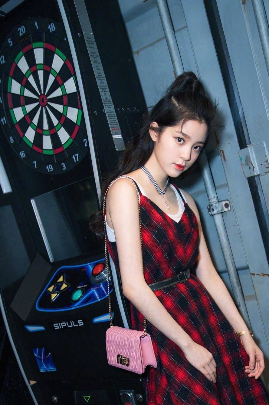 欧阳娜娜家教有多严格看穿搭就知道穿吊带裙还要背心时尚