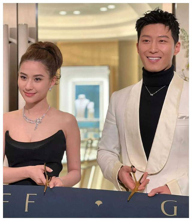 何超莲窦骁杭州亮相活动,白西装风采亮眼,夫妻同台尽显风采.