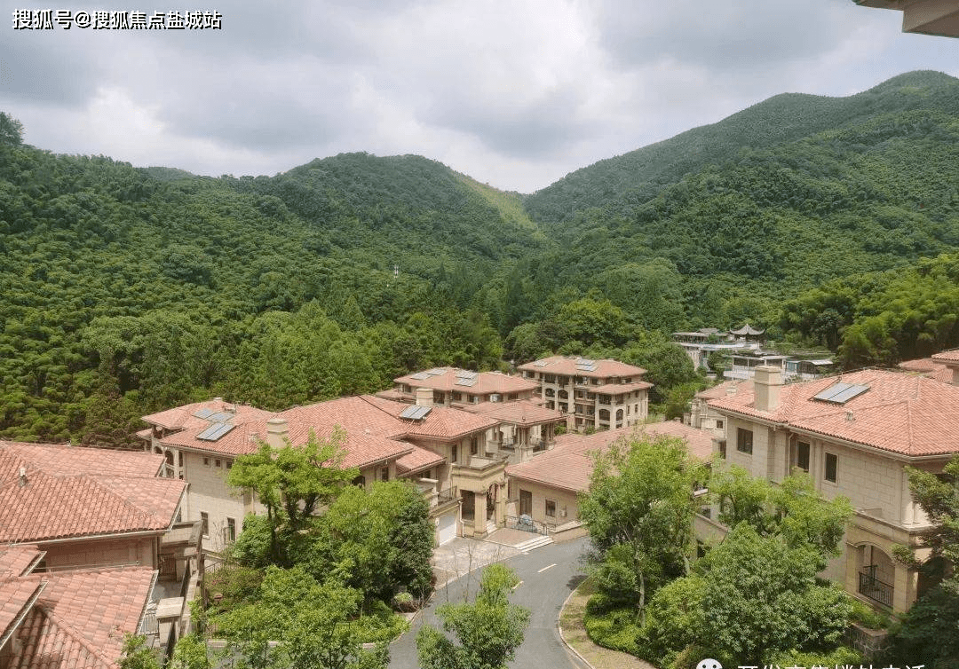 夢溪·東明山居位於杭州市餘杭區東明山森林公園入口處,東明山森林