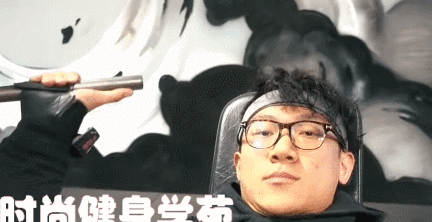 如何练成宽大虎头肩跟着健体冠军短腿小萝卜一起来虐三角肌