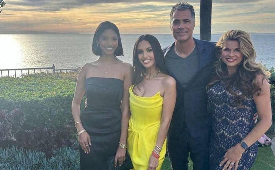 原创41岁瓦妮莎现状穿吊带裙参加婚礼与加索尔吐舌自拍身材傲人