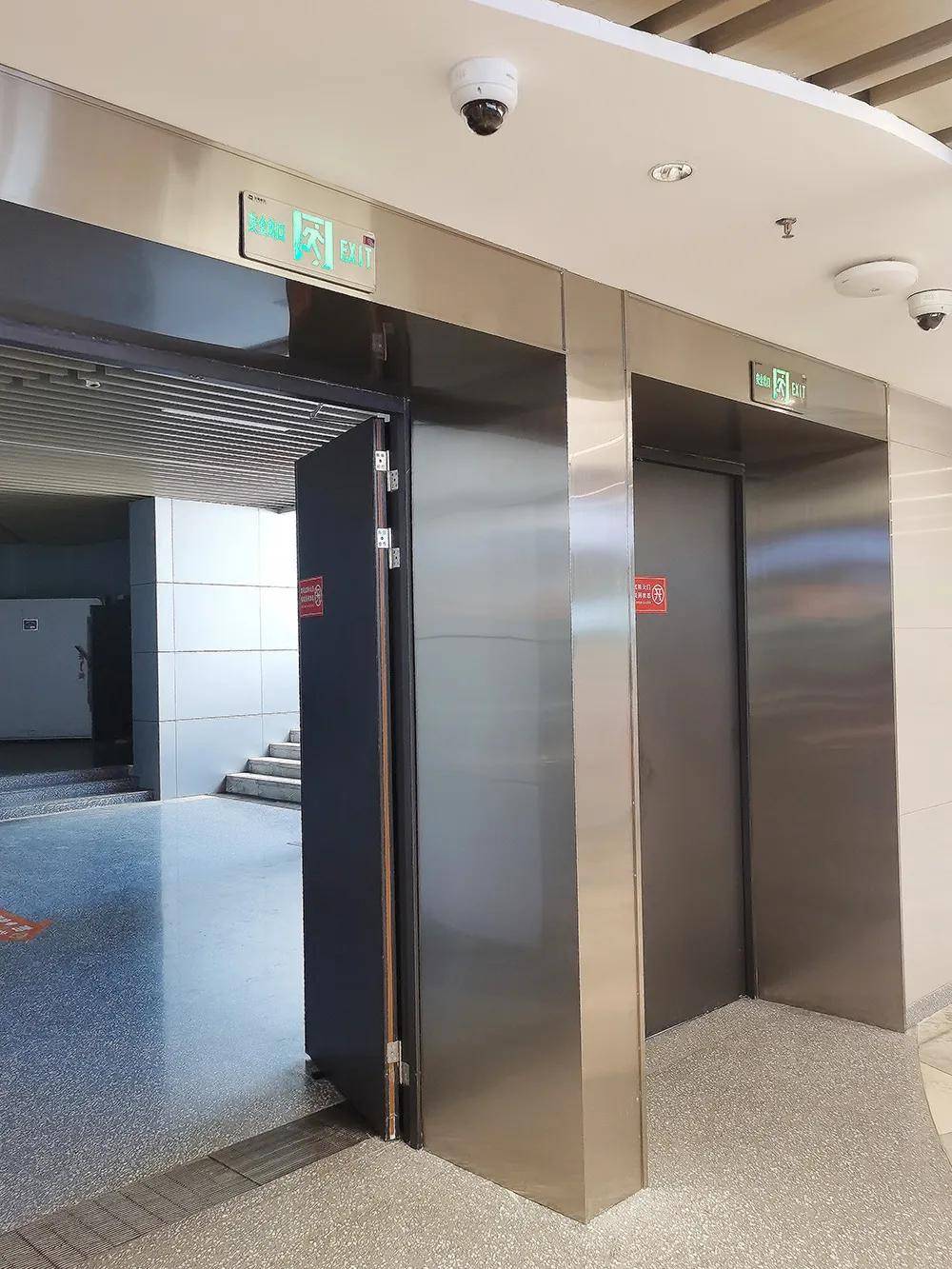 它通过安装在建筑物内部的传感器,控制器和指示设备等组件,实现对建筑