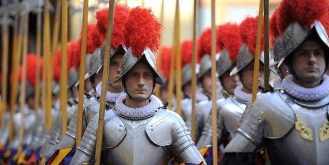 长矛为主要兵器,全长6米左右,锋刃长度约90公分,等于是唐朝长槊的欧洲