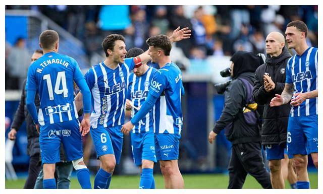 原创皇马踢疯了贝蒂斯惨败阿拉维斯险胜