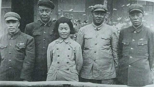 原创这位中将授衔前后职务一样没像其他同级将领受到重用早早去世