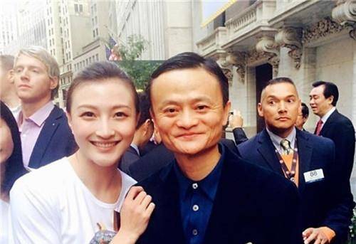 原创海底捞总裁为挽留一名服务员送了她价值25亿的股份如今怎样