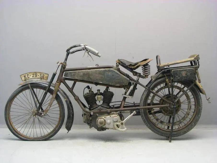 获得了摩托车发动机技术的漫步者于1902年开始生产摩托车,到那时为止