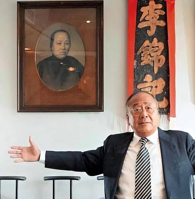 李锦裳强忍悲痛,将李锦记带到了澳门,比起清政府管辖之地的混乱,那时