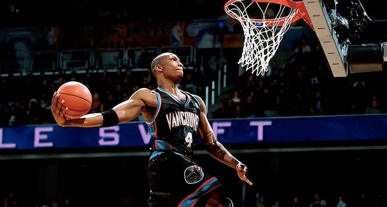 小时候他最喜欢的运动就是篮球,特别是扣篮每当在电视上看到精彩的