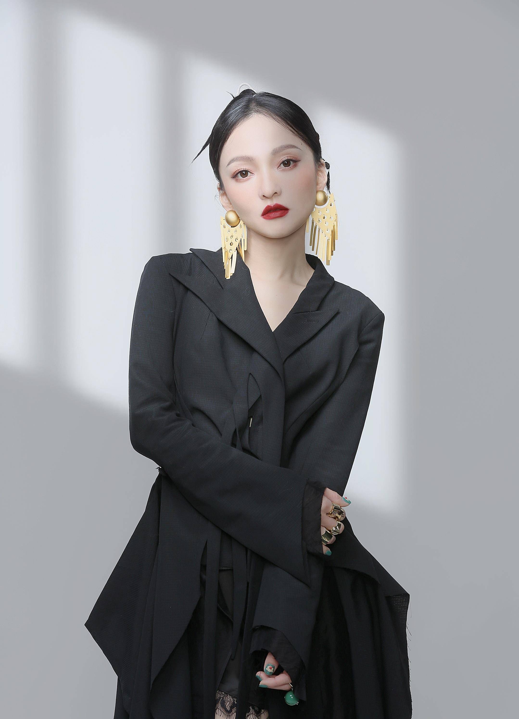 原创张韶涵穿搭耍心机为掩饰自己小个子劣势裙子特意选高腰款