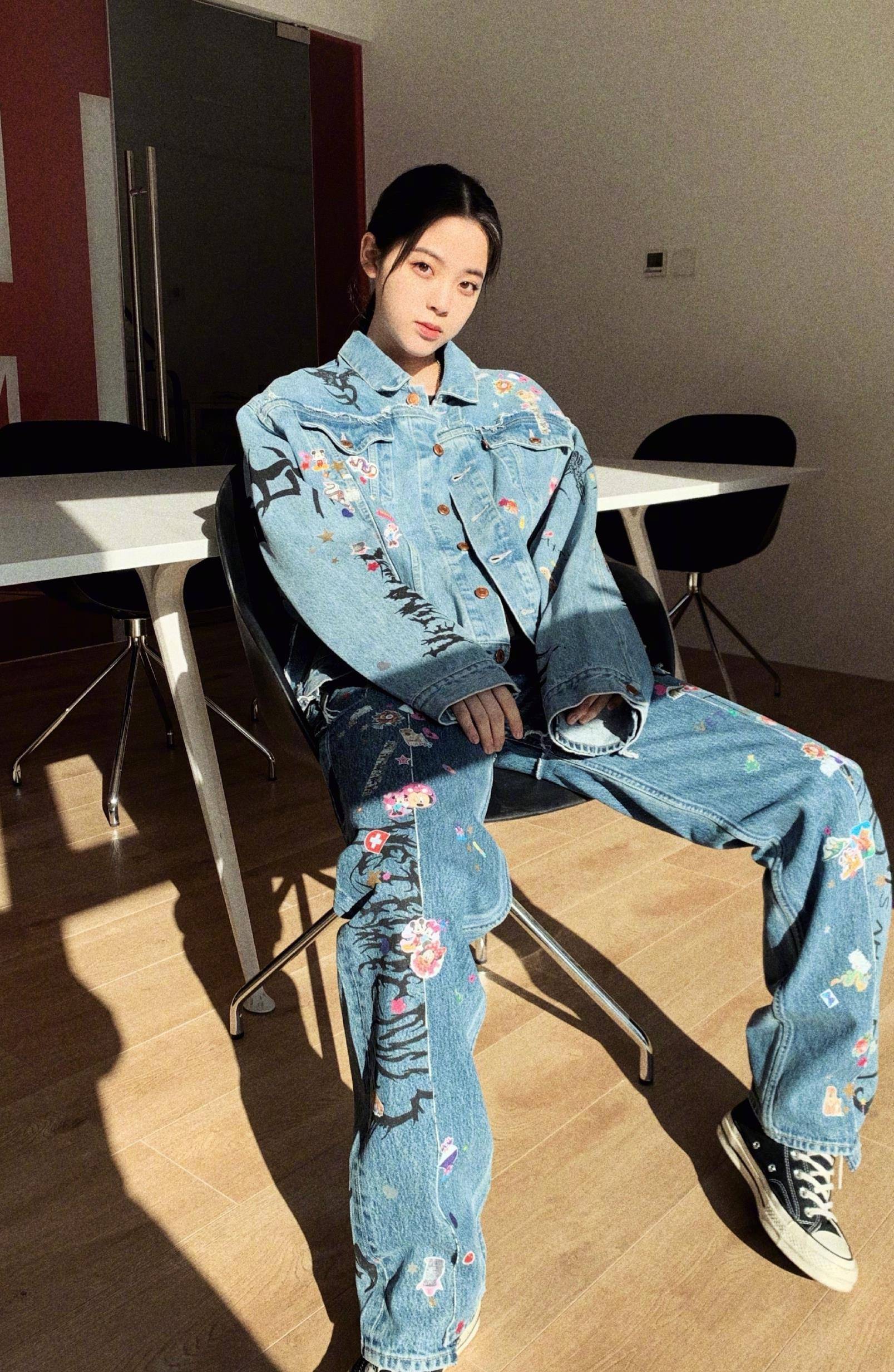 欧阳娜娜家教有多严格看穿搭就知道穿吊带裙还要背心时尚