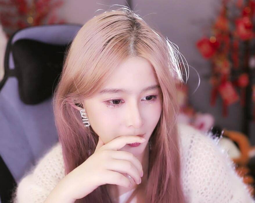 原创女主播合同到期叫嚣超管解开上衣纽扣把分数扣光再离开