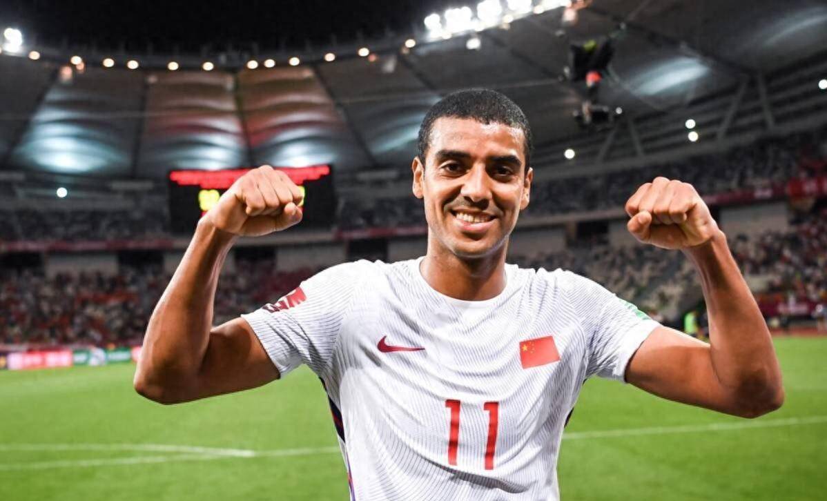 据足球媒体人赵震透露,国足教练团队确实向阿兰发出了邀请,但阿兰却